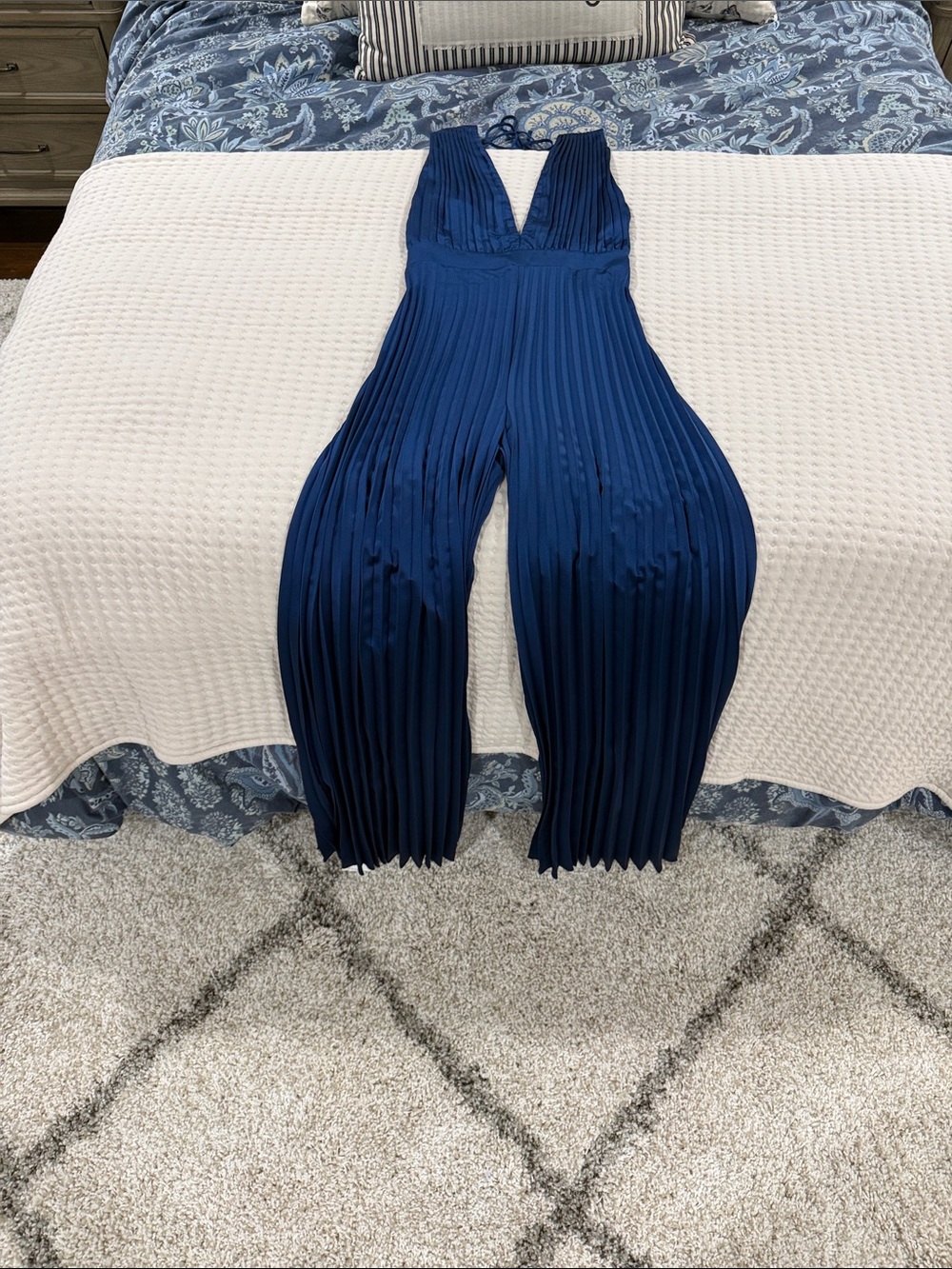 Abercrombie & Fitch Navy Plunging V-Neck Pleated Jumpsuit - Picture 3 of 6